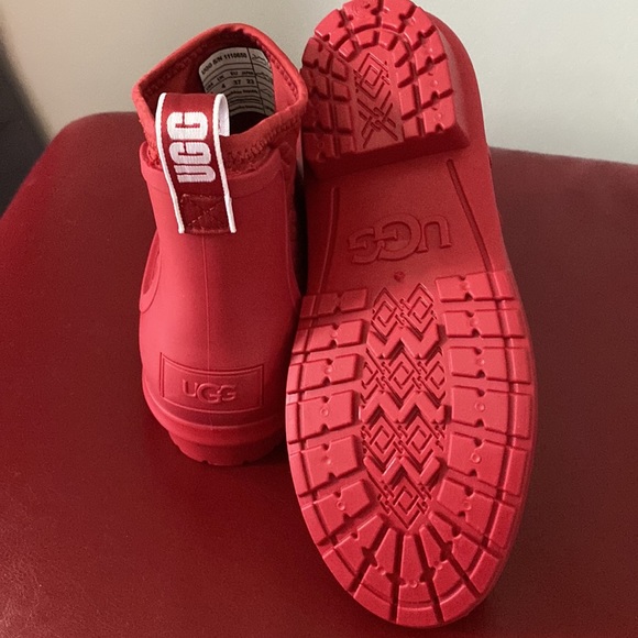 UGG CHEVONNE Rainboots in Ribbon Red - Picture 4 of 6